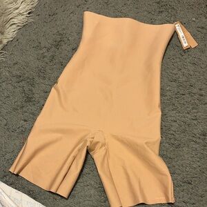 "NWT" Skims High Waisted Shorts  Size M.